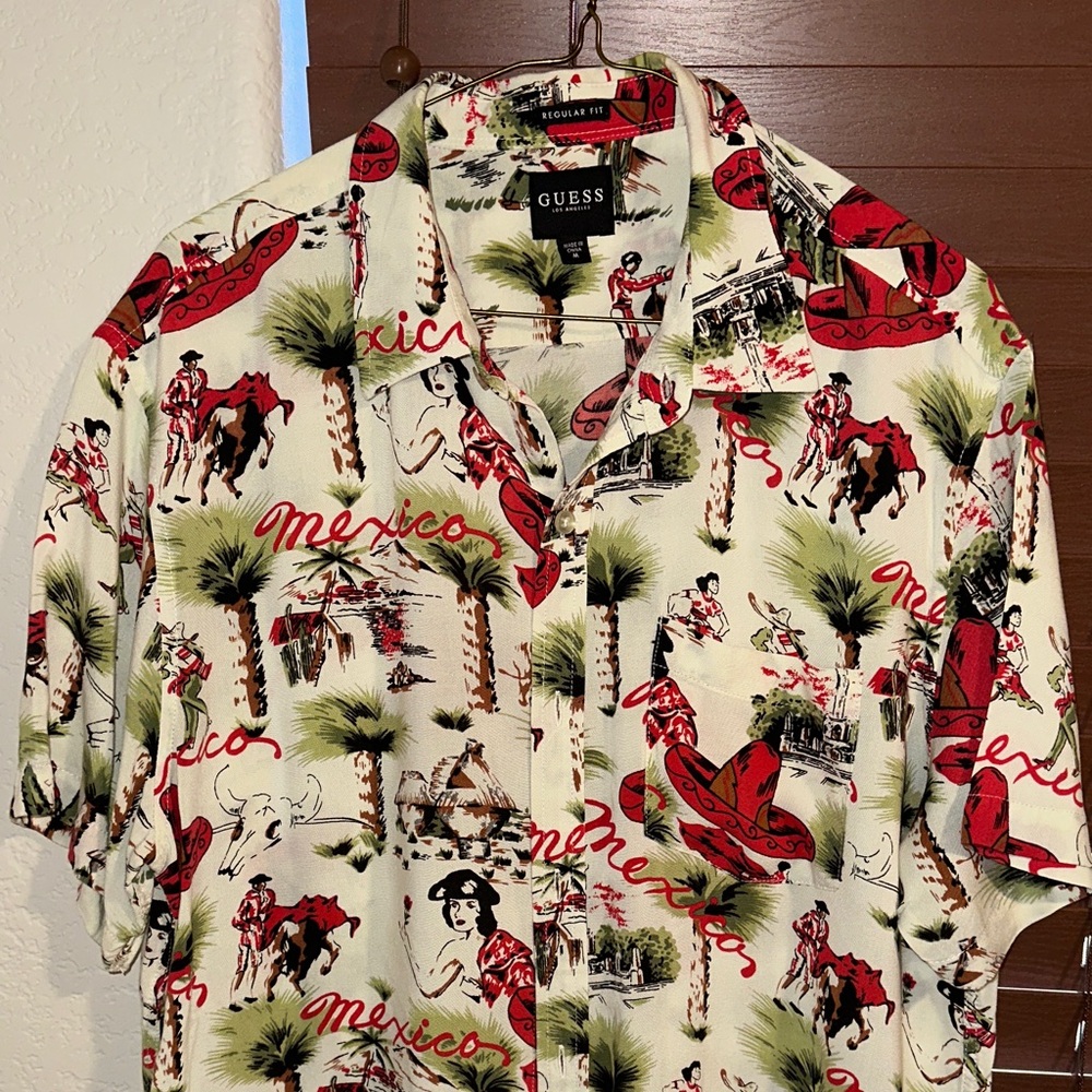Guess Men's Vibrant Cream and Red Graphic Shirt